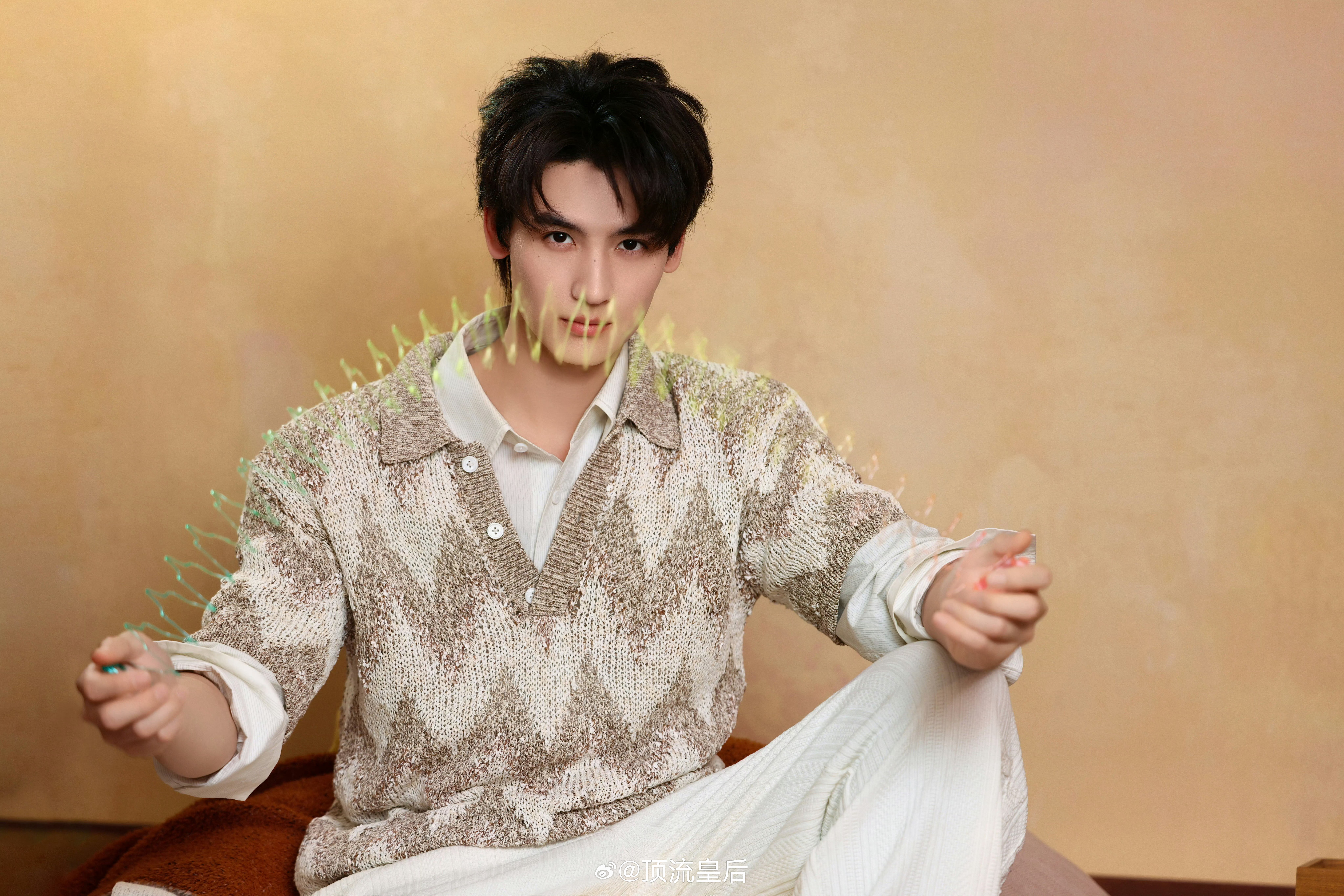 黄俊捷星星公式照四宫格好干净清新。 