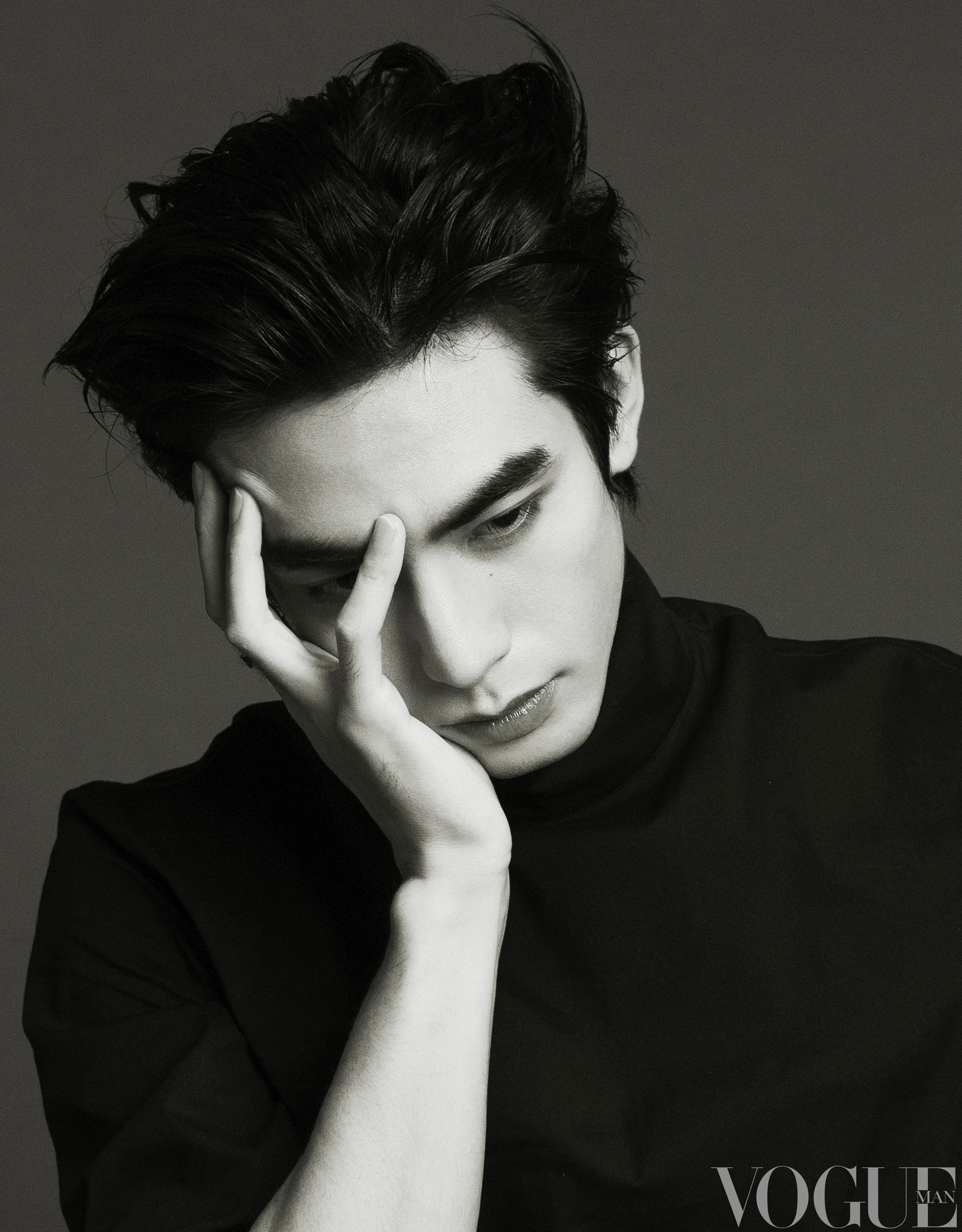VOGUEMAN三月刊封面，宋威龙湿发造型利落有型，少年气与成熟感碰撞，每一帧都
