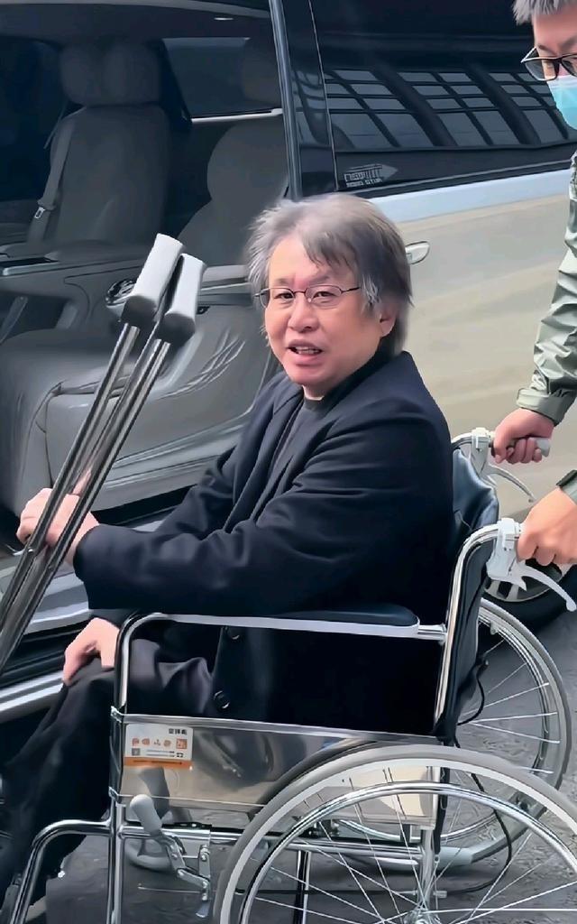 郑智化的那副拐杖，从来不是为了博同情用的。他那股劲儿啊，年轻时是真刀真枪闯出来的