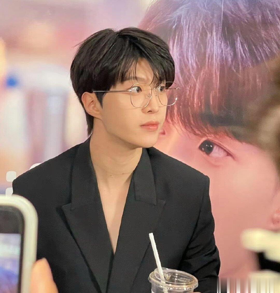 #范丞丞说魏大勋最近挺火的#范丞丞扫楼猜人物时，他脱口而出魏大勋的名字。得知答案