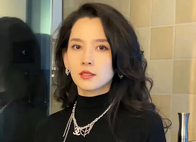 森林北，真名李巧，是汪峰现女友。近期因评论区热议自称是汪峰历任女友中最差的。尽管