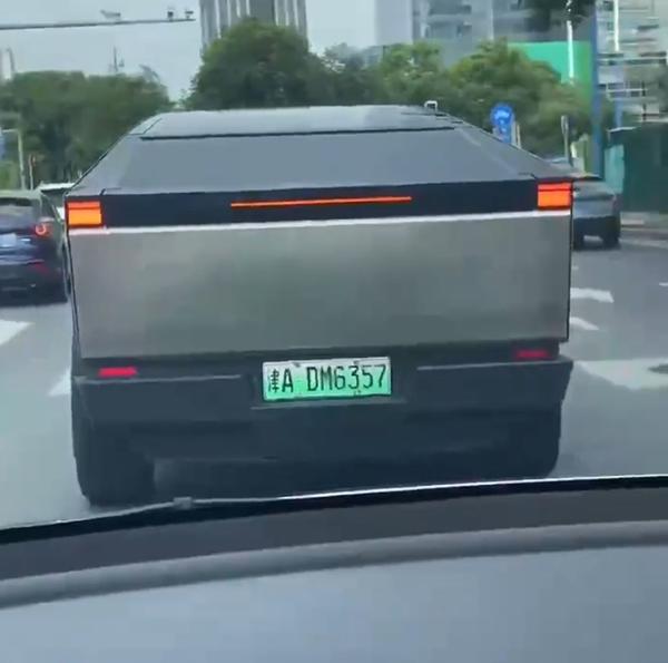 惊爆！特斯拉Cybertruck悄然现身中国路面，还挂上了正规车牌？

近日，天