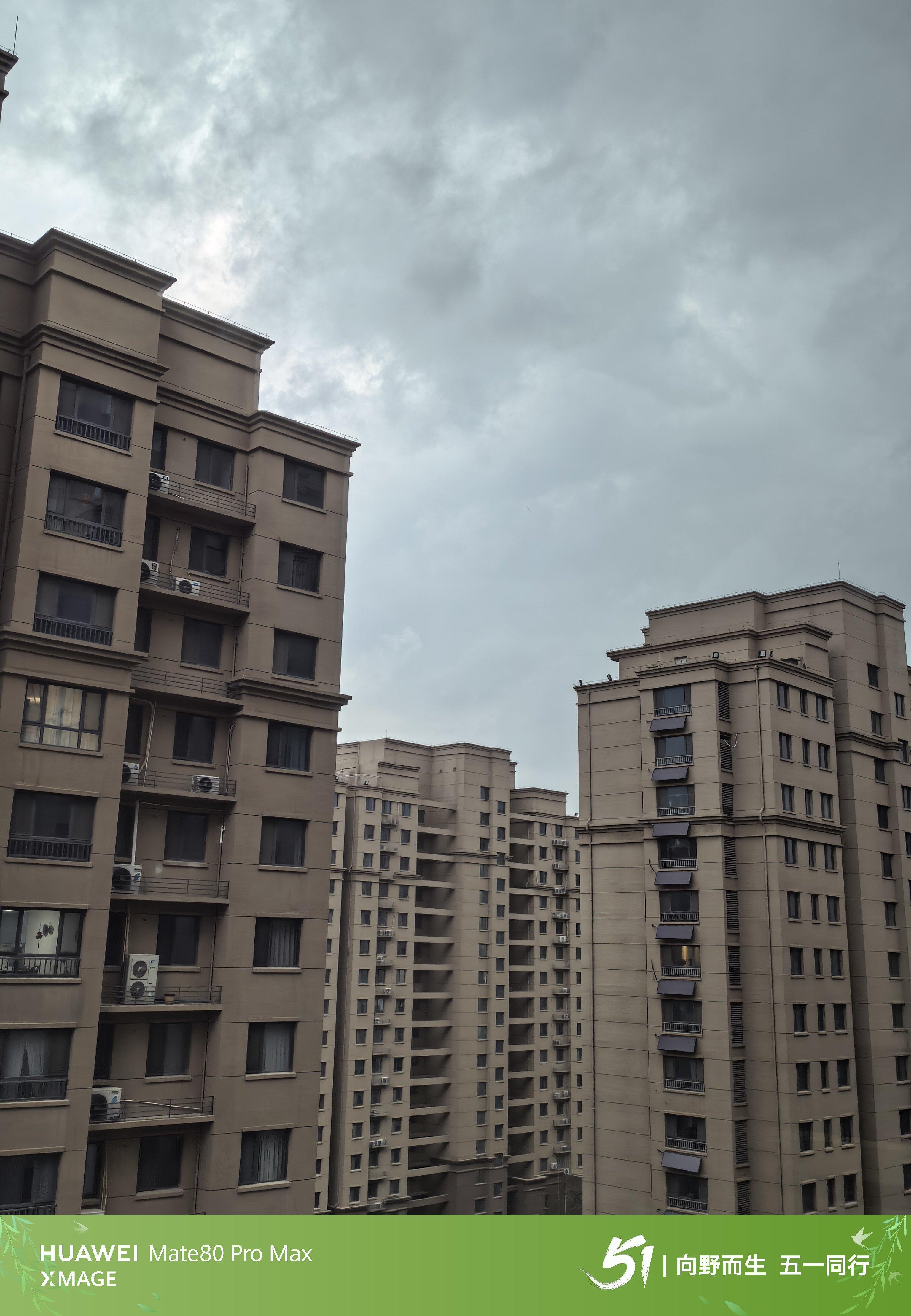 此刻，窗外有种山雨欲来风满楼的感觉