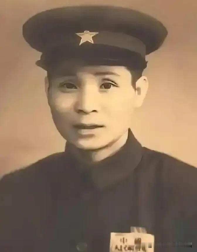 万源保卫战那段惨烈战事里，有一位将领硬生生带着部队死守阵地整整三个月。作战过程中