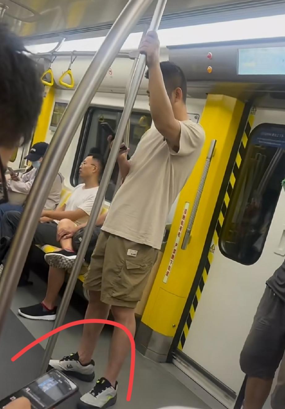 地铁上看到的，有人知道这鞋子是什么品牌？多少钱吗？真的太好看了吧！好想买双同款哈
