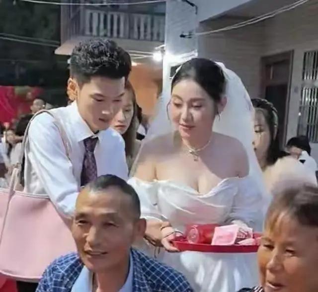 参加婚宴的男宾们今日集体患了“颈椎病”——新娘敬酒时，满桌脑袋齐刷刷低垂如麦浪。