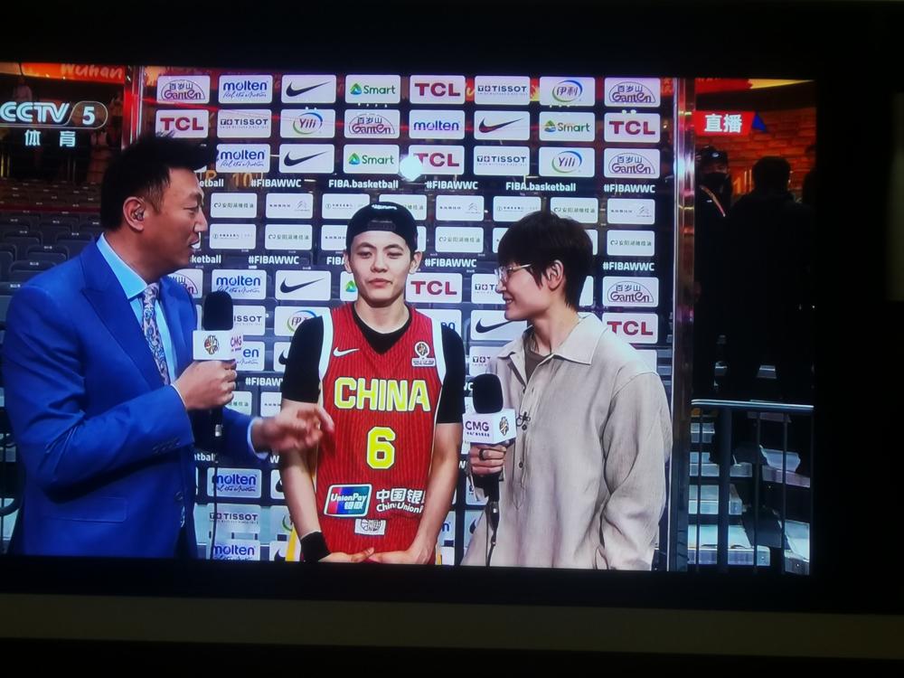 你敢信？00后杨舒予刚接中国女篮队长，首秀就轰14分7助，把马里内线突成筛子！