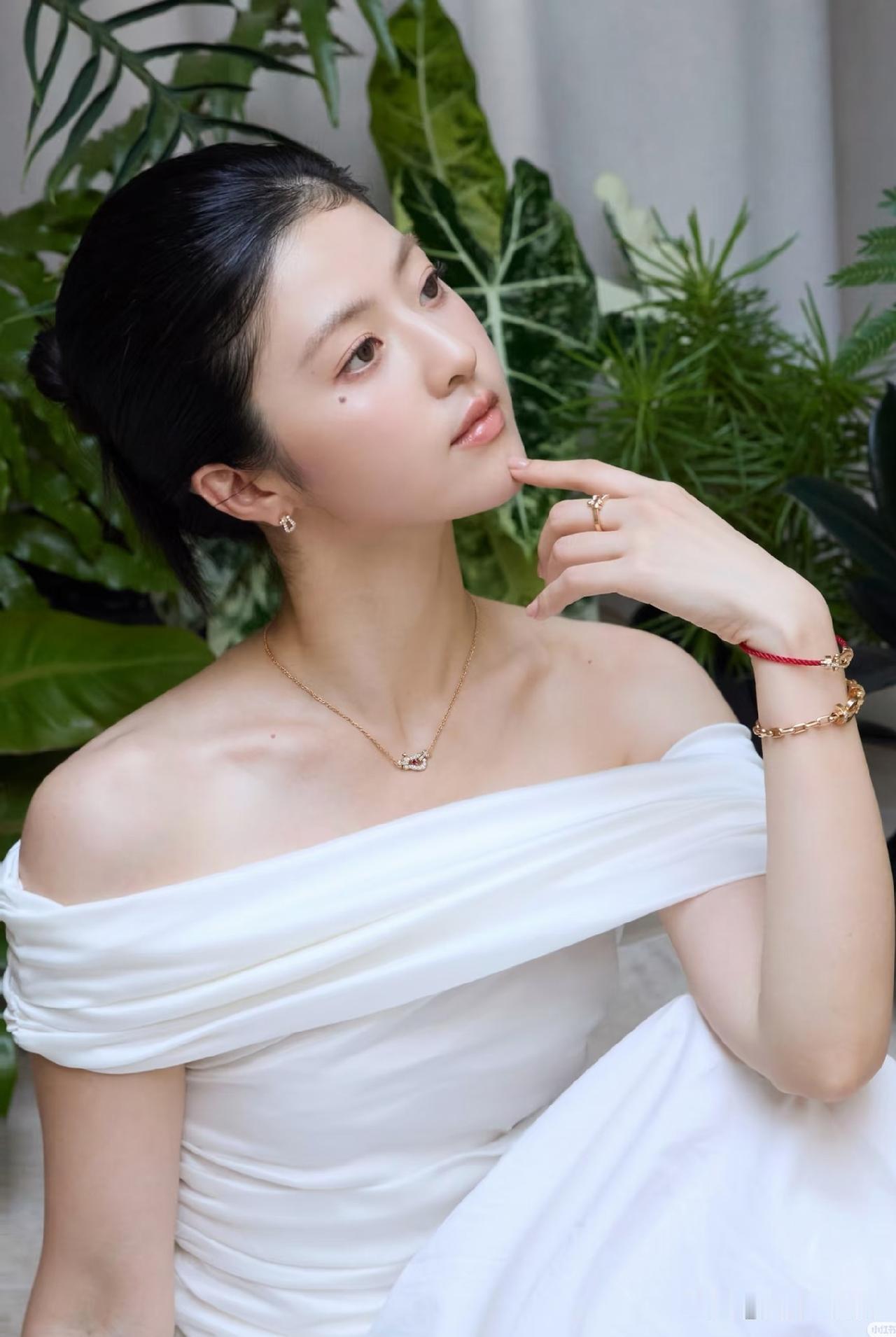 优雅白裙，清新自然，女神三连拍