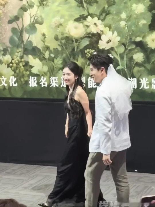 刘萧旭戴头纱这个出场方式有点过于甜了！刘萧旭戴头纱被王格格牵手入场🈶~刘萧旭戴