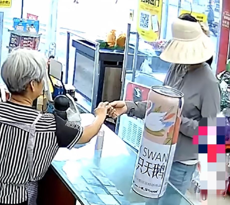 8月4日一大早，四川德阳，一位戴帽子和口罩的女子，走进一家商店，结账时她递给店主
