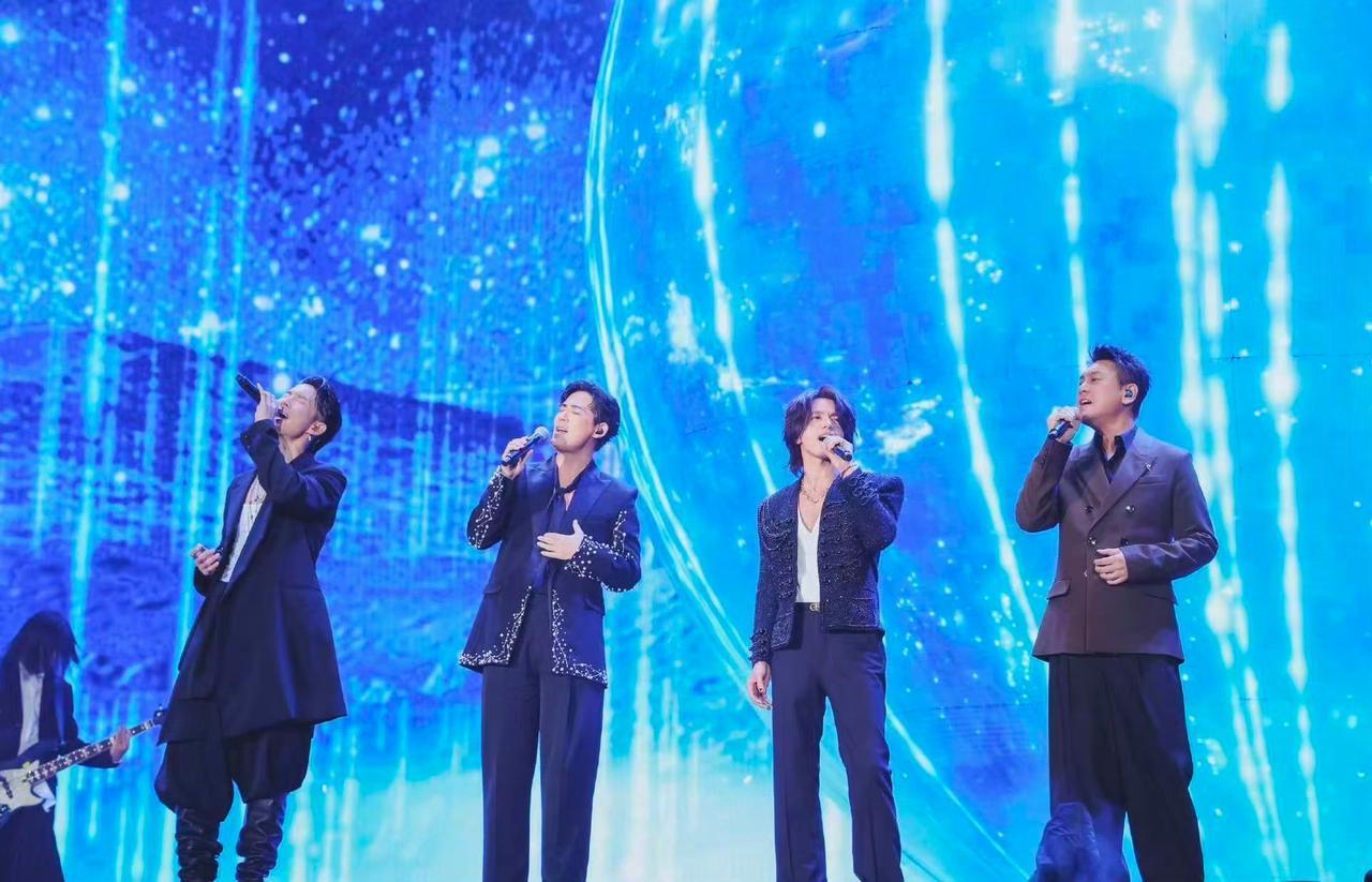 妻子回应朱孝天被退出F4。
今天朱孝天被退出F4上了热搜，就像是人家不带他玩的感