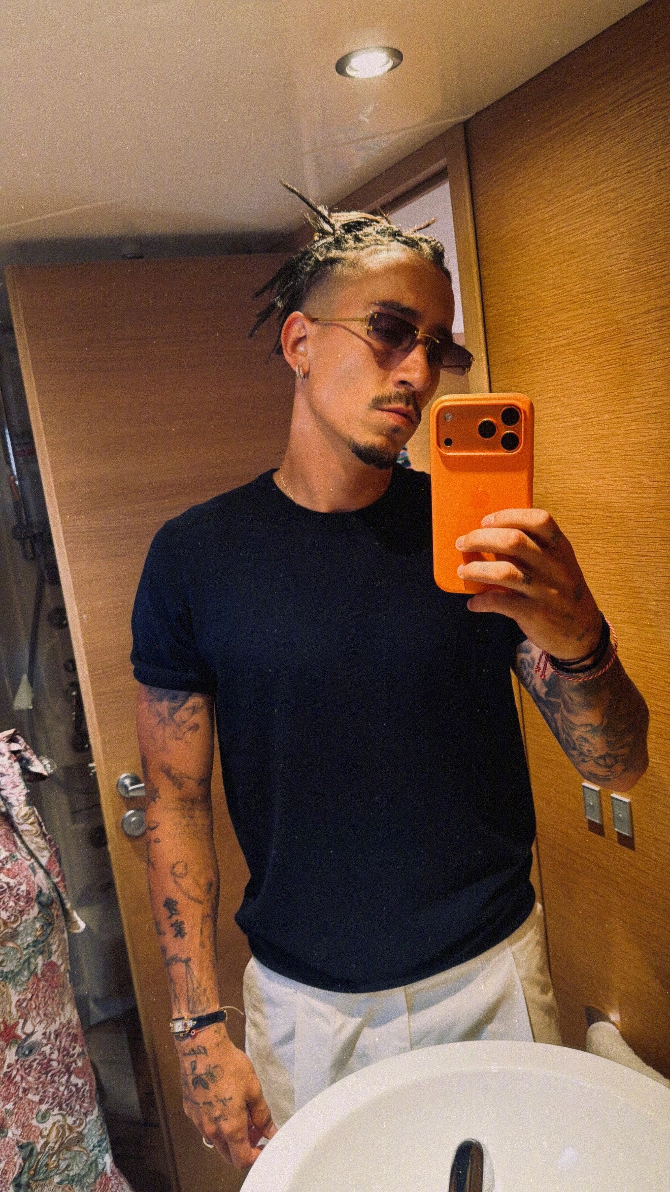 希腊小伙全新度假造型💇多角度自信展示💈📷照片来自齐米个人社交媒体利物浦 利