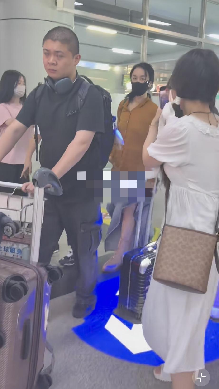 5月27日，那英现身机场居然有了偶像包袱，她素颜出镜，眼袋重颈纹深，衣服有褶子，