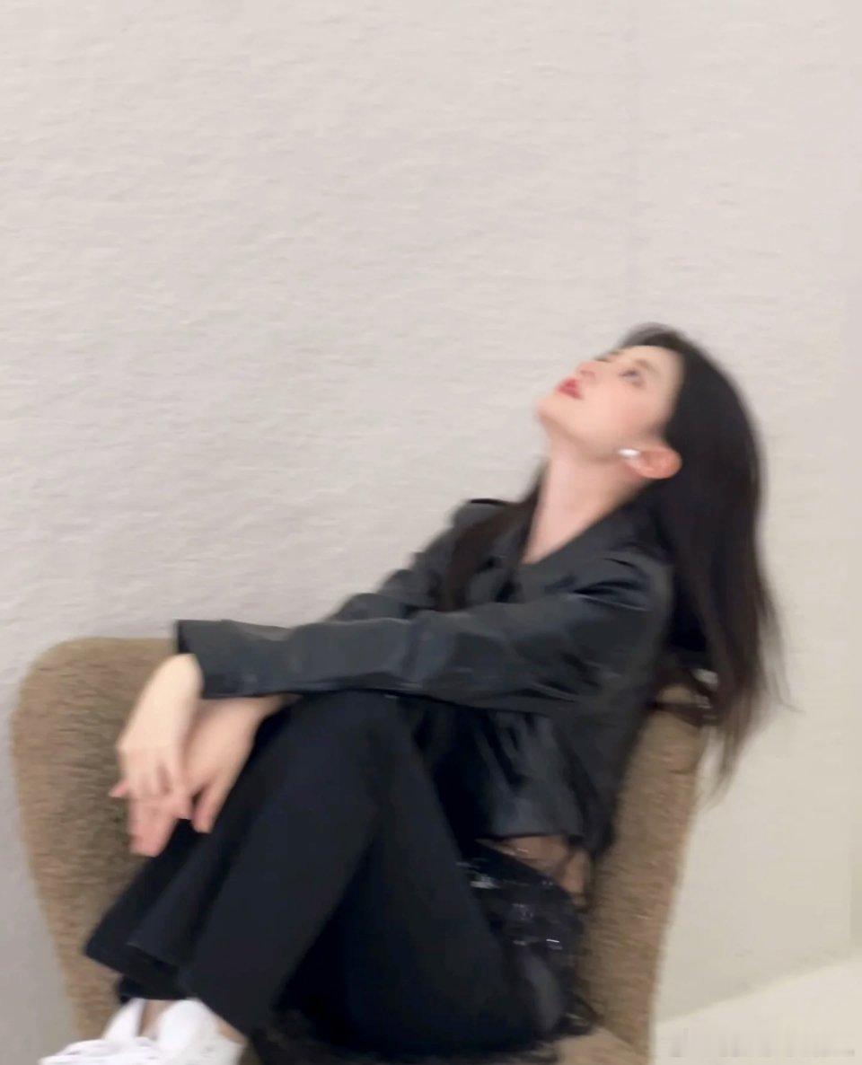 感觉乔欣现在的状态真的挺好的，而且她家里经济条件也好，完全没有什么烦心事，这样女