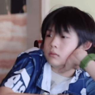 看人家戴镜框、墨镜拍照很美我又在犹豫要不要带 