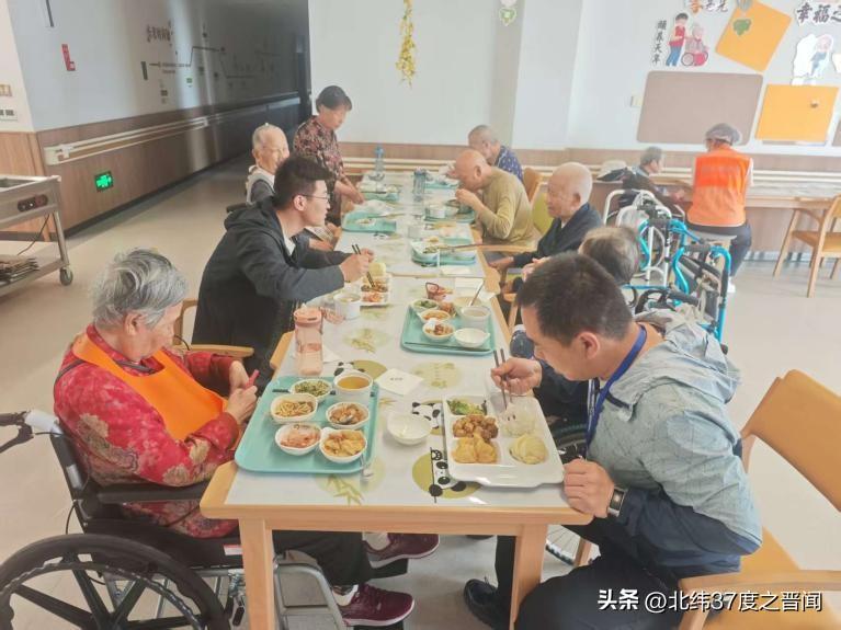 以陪餐促监管，守护长者舌尖安全

近日，万柏林区民政局工作人员深入辖区养老机构，