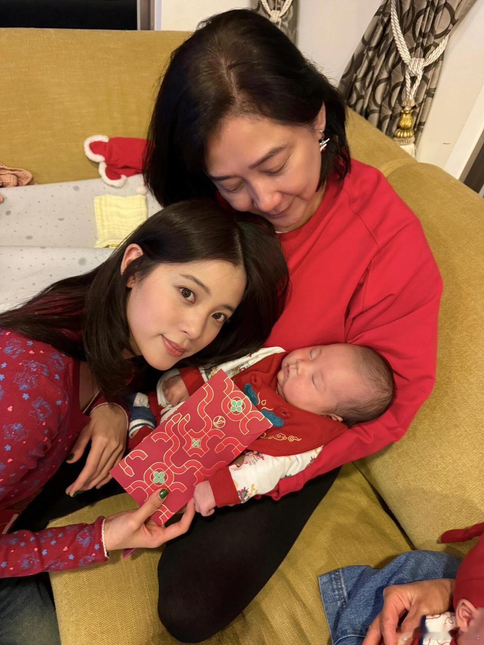 欧阳娜娜一家新年合照  欧阳娜娜给外甥红包  欧阳娜娜一家新年合照，小姨发红包了