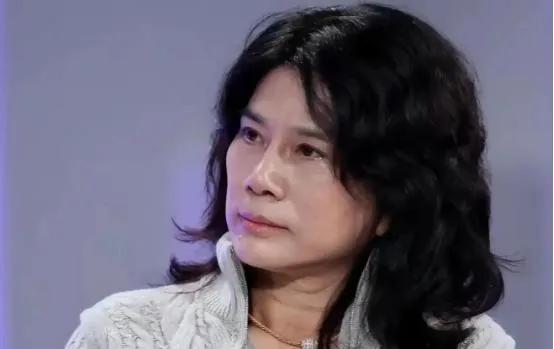亲哥哥躺在病床上快撑不住了，董明珠掏出钱赶到跟前。“我现在理解你了！”二十年不说