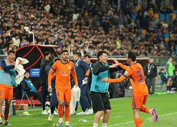 据山东媒体《望岳》报道，山东泰山队今天乘坐高铁出征青岛，备战26日17时客场对阵