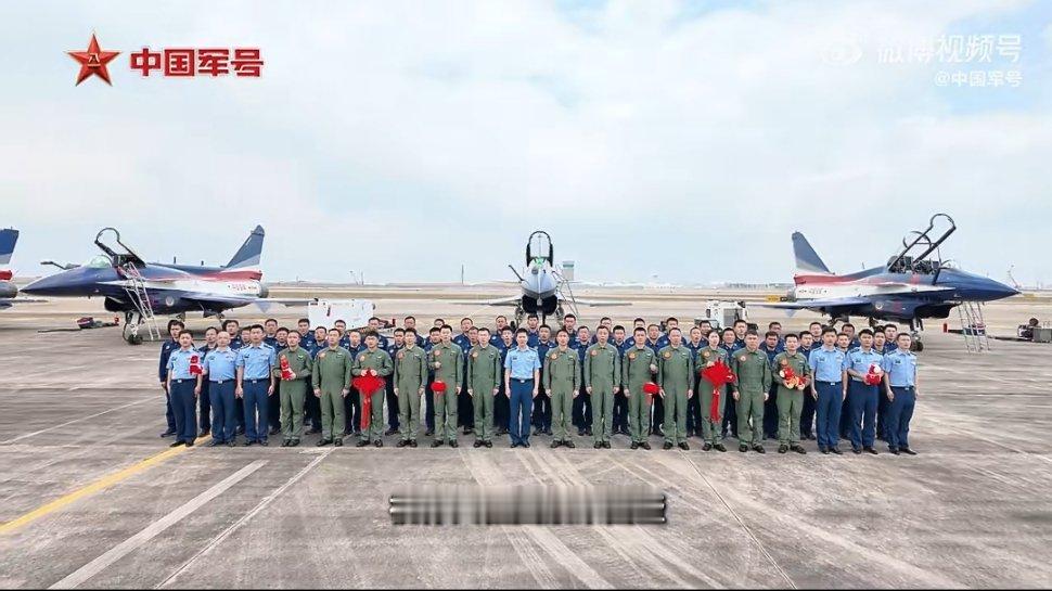 八一飞行表演队送来新春祝福 哇塞！八一飞行表演队这波“飞”常祝福太酷啦😎 新春