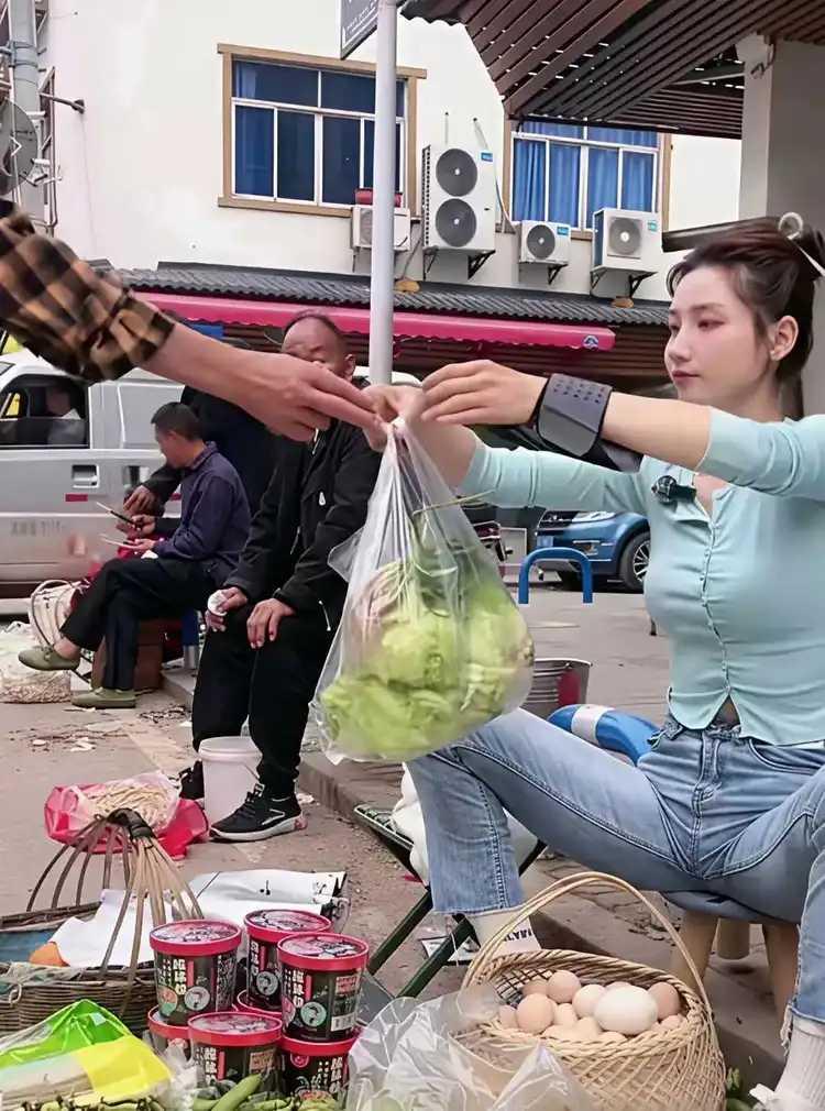 到农贸市场买菜，只见一个地摊前围满了人，而其他的摊前却冷落，甚至无人问津。
心中