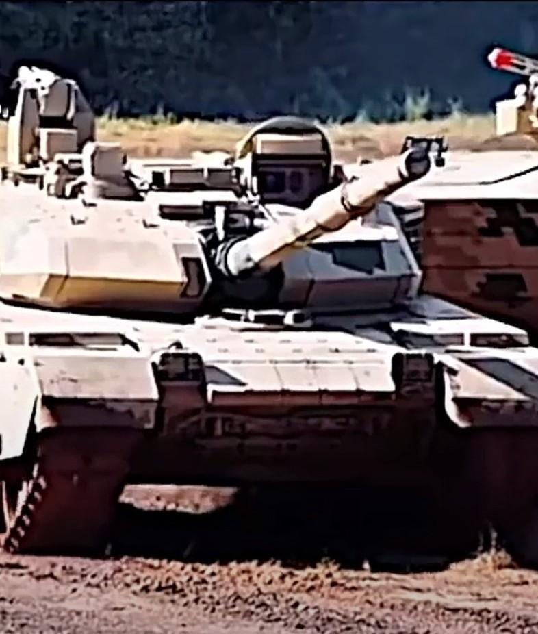 VT-4主战坦克一战成名

泰柬冲突确实让国产武器备受瞩目。7月25日战事升级，