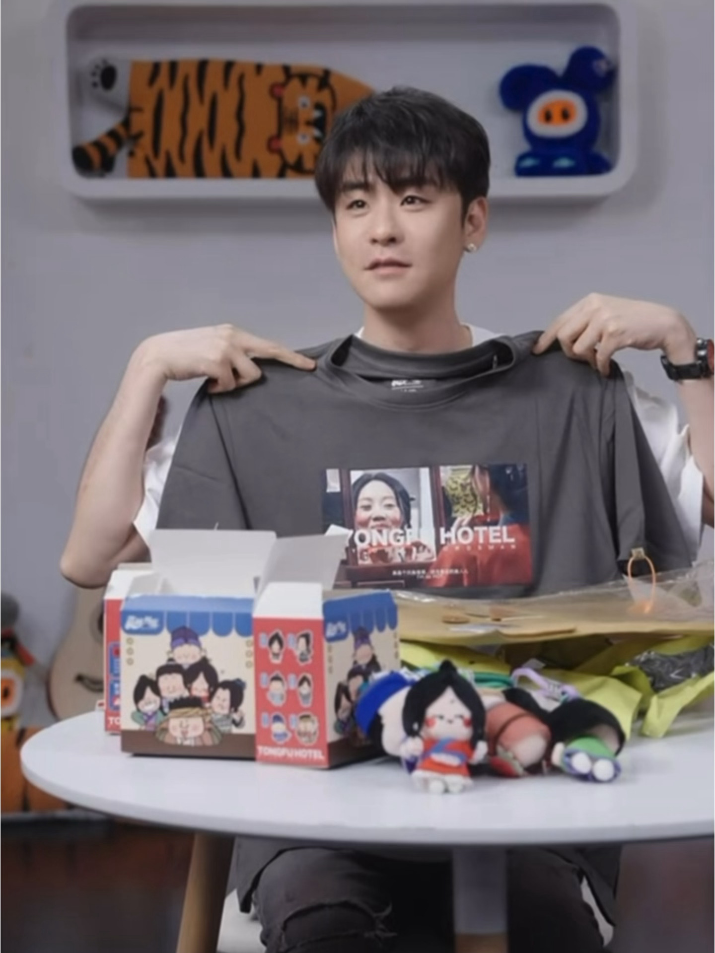 哥哥你忍着点 这是在外面 咱回家调教 