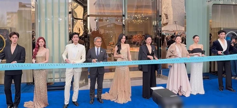 章子怡脸都黑了，剪彩竟被挤到一旁，张若昀更是被工作人员当场挪走。
 
你以为大明