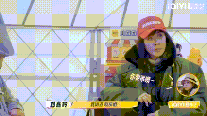 刘晓庆对刘嘉玲说你要乖噢当刘嘉玲在《一路繁花》2中打算和女骑手一起兜风时，刘晓庆