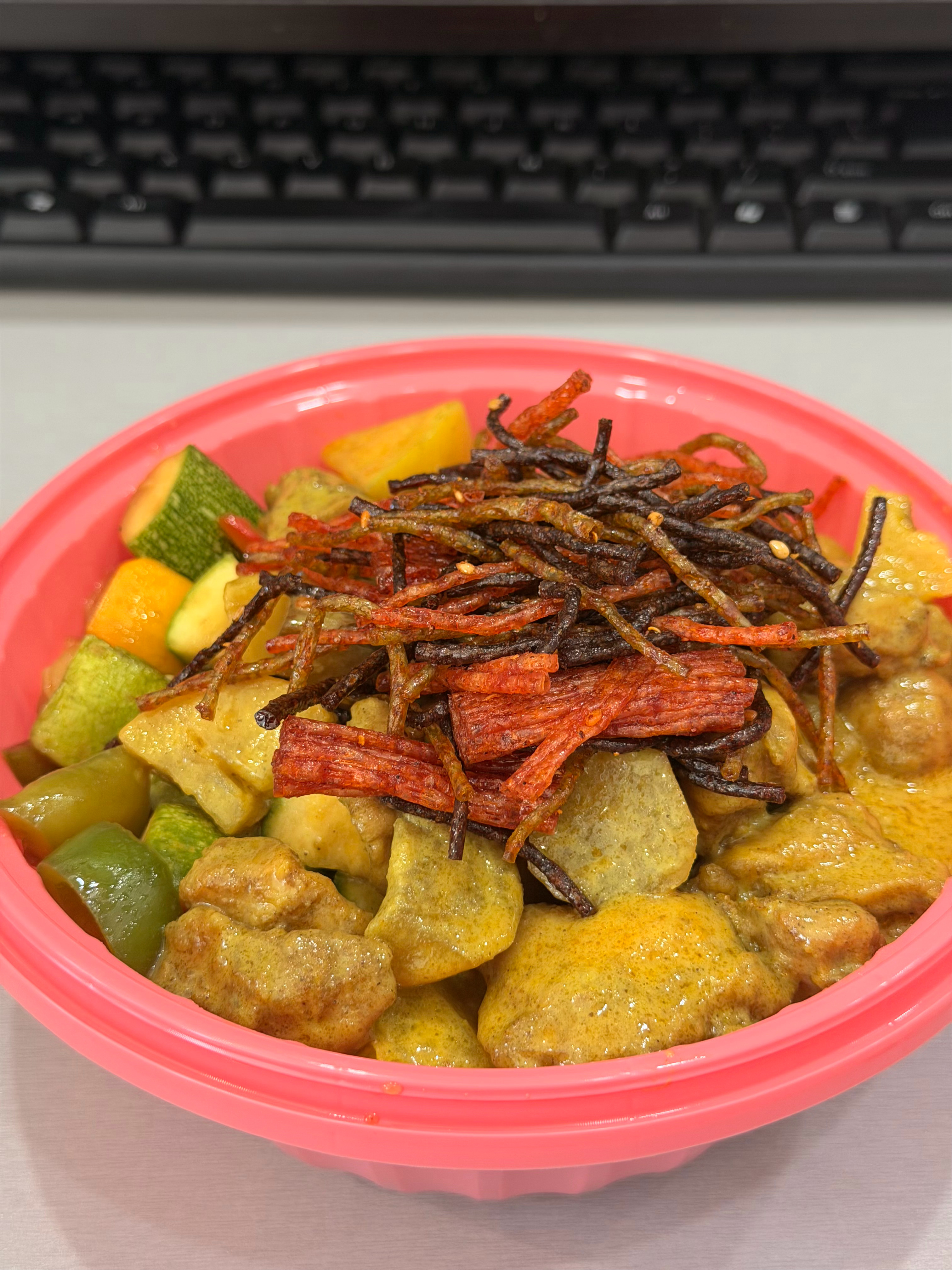 中午依旧吃椰汁咖喱饭和烤蔬菜！本来觉得有点腻就加了一点麻辣三丝，好好吃 