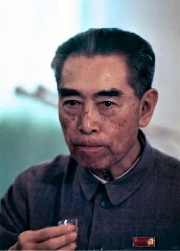 不怒自威，眉宇间尽显大国风范！周总理这张珍贵彩照记录了他犀利的目光与挺拔的身姿，