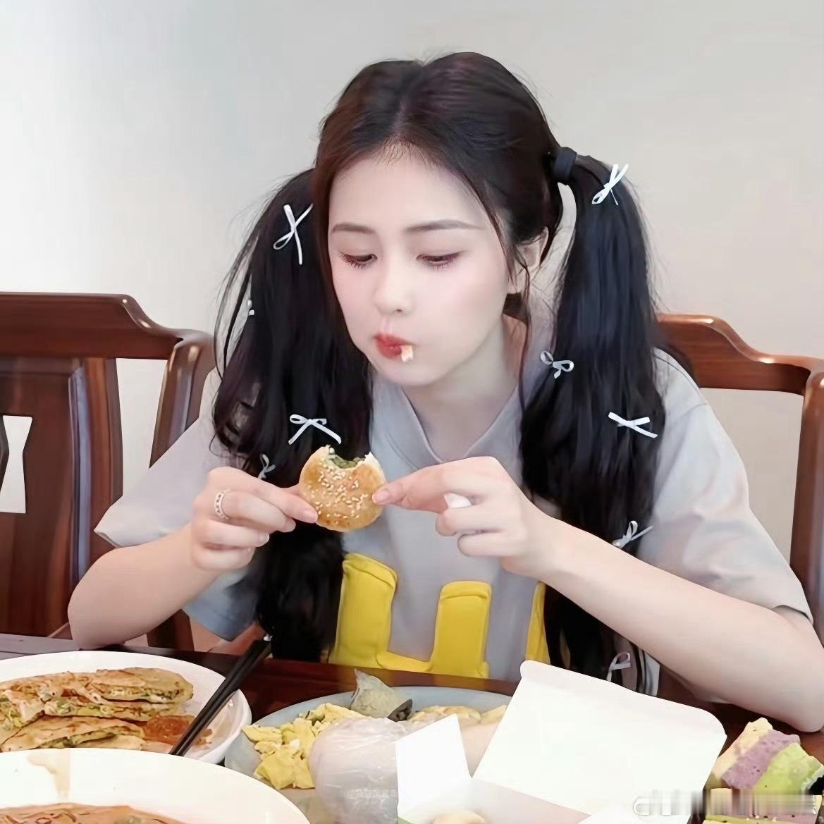 白鹿吃烤肉经纪人在旁边急死了还以为吃了多少么