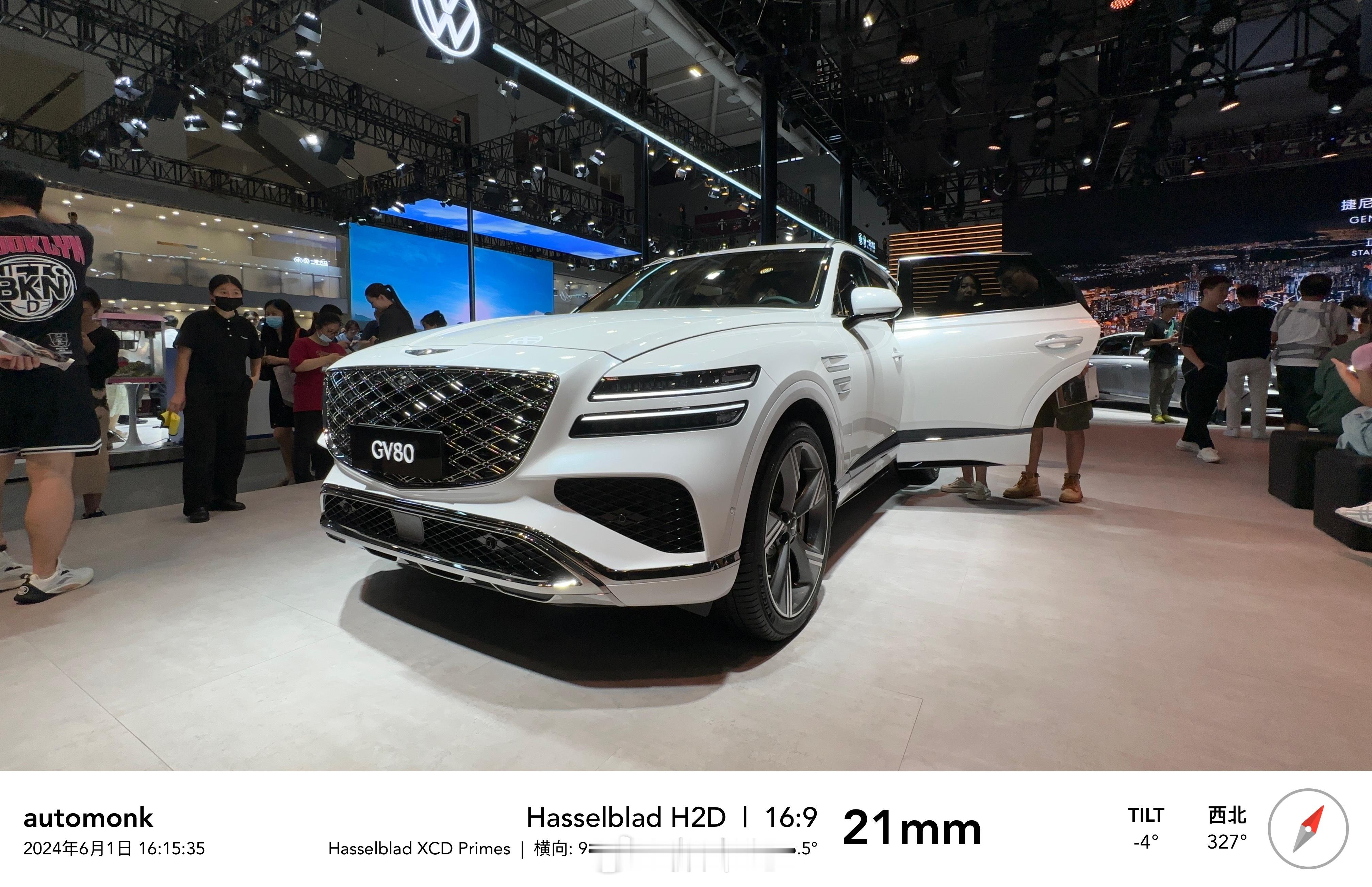 宝马展台对面是捷尼赛思，去到展台人流稀疏，几位形象、身段姣好的小姐姐很用心的在直