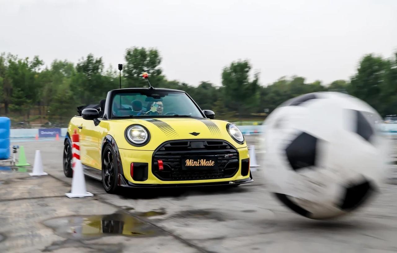 MINI：球,我先滑
金盏的声浪还没散，上得公路下得赛道的JCW直接给你停进车库