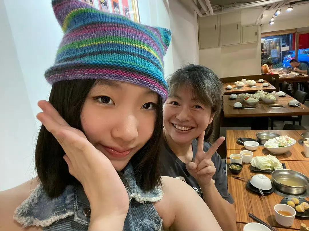 大S姐姐给小S的大女儿Elly亲手织的七彩虹帽子，Elly高兴的立刻戴上，而且还