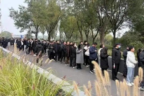 殡仪馆的无声告白：普通人带着书法来送他