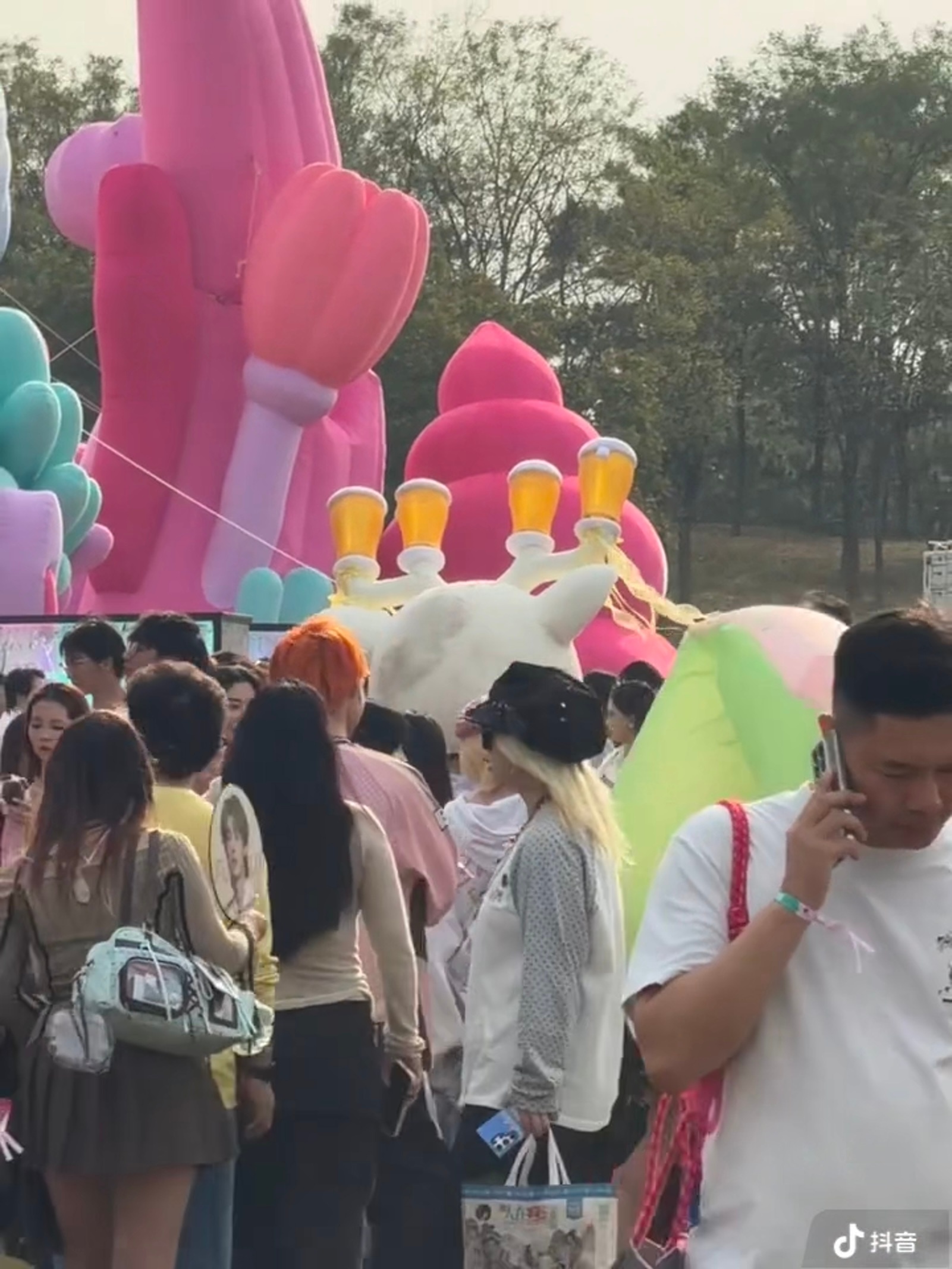 哈哈哈哈哈笑死了 福小鹿头套怎么这么黢黑 ​​​