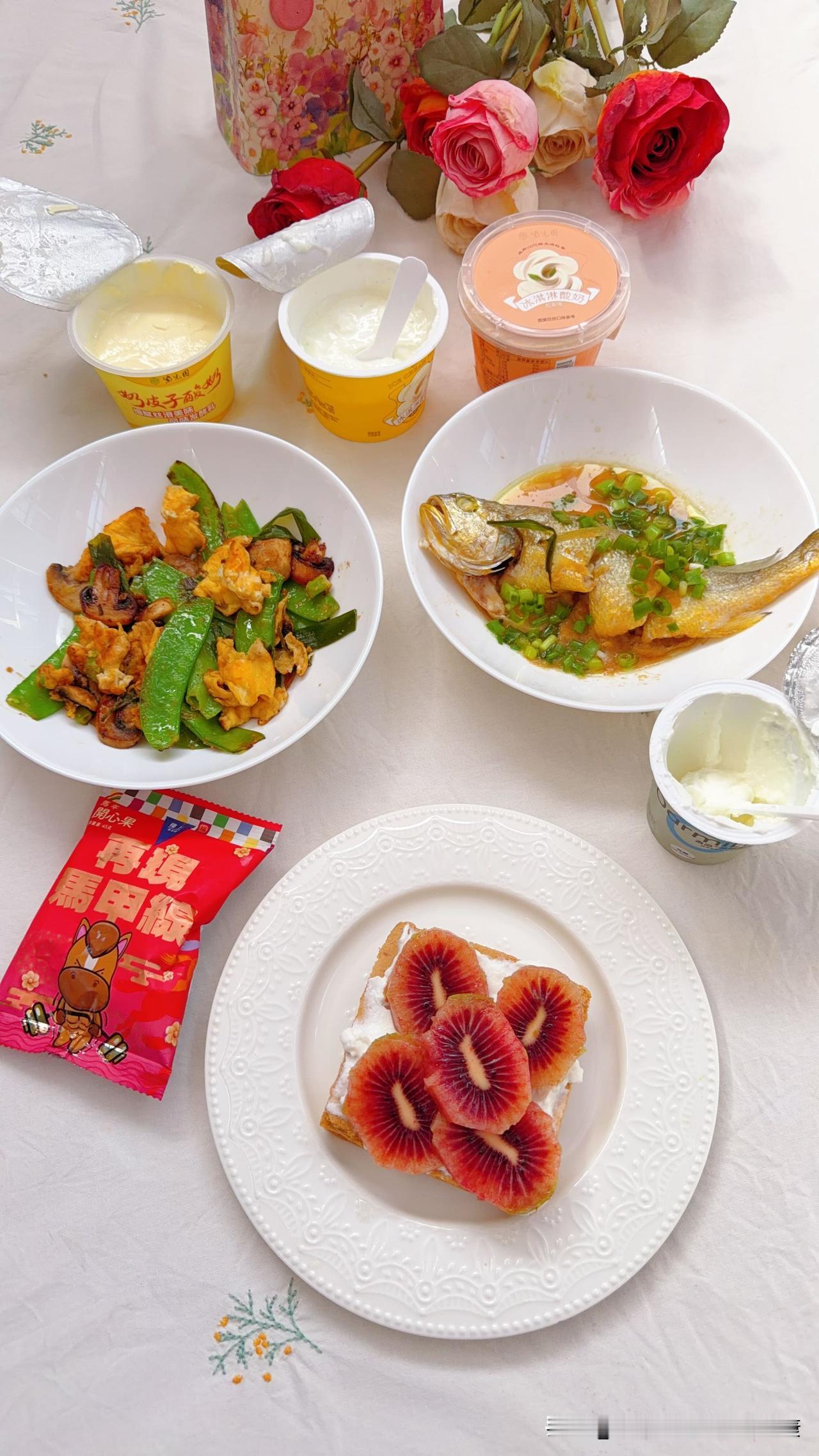 苹果果糕，配料就是苹果和鸡蛋清，控体重必备，希腊酸奶，奶皮子酸奶。新西兰佳沛红色