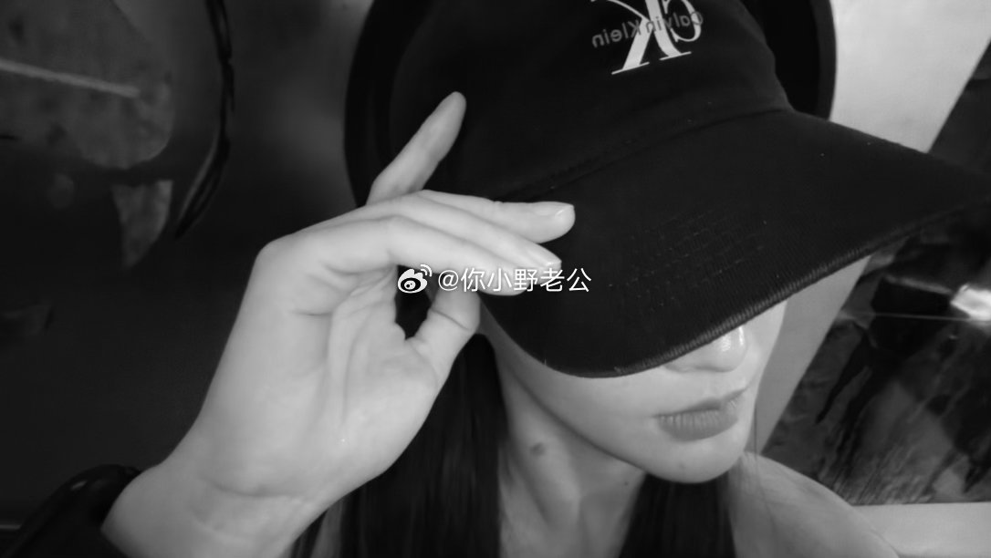 你小野老公 脖子上的🍓看起来像颗痣 