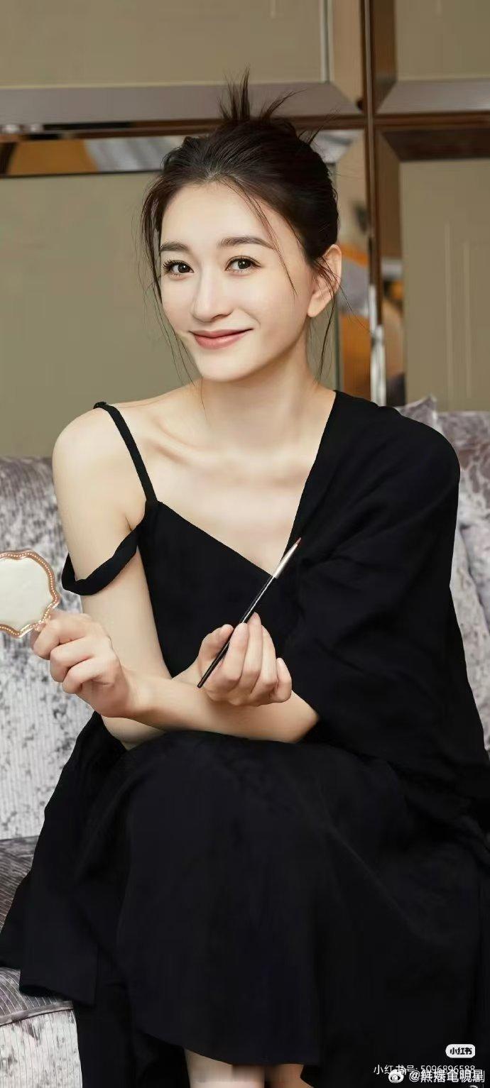 李小冉终于吃到公家的火锅啦可喜可贺呀冉姐，期盼许久的美味如约而至，顺利吃到太过满