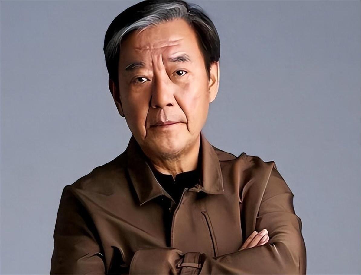 他从台湾回到大陆，找到了同父异母的大哥，见到大哥家一贫如洗，他拿出三笔钱，并且已