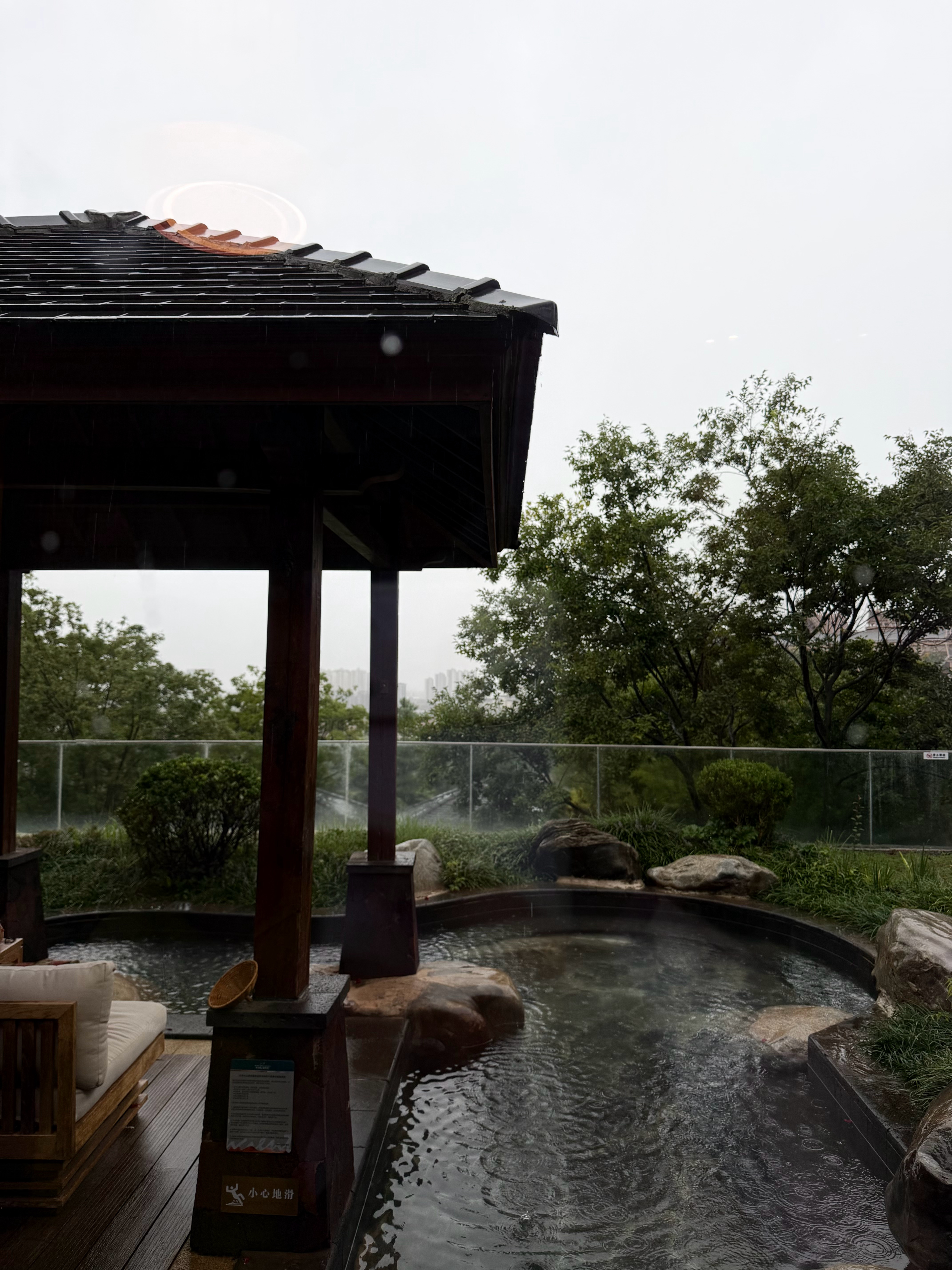 没完没了？人到哪雨下哪，雨也就算了，取暖靠抖，珠海36度-昆明16度。 