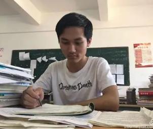 一个山沟苦读走出的研究生，在外打拼九年累计往家中汇去七十多万，回家后却得知父母手