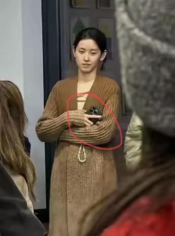 章泽天手里拿的手机是什么牌子的，看上去像素应该挺好的