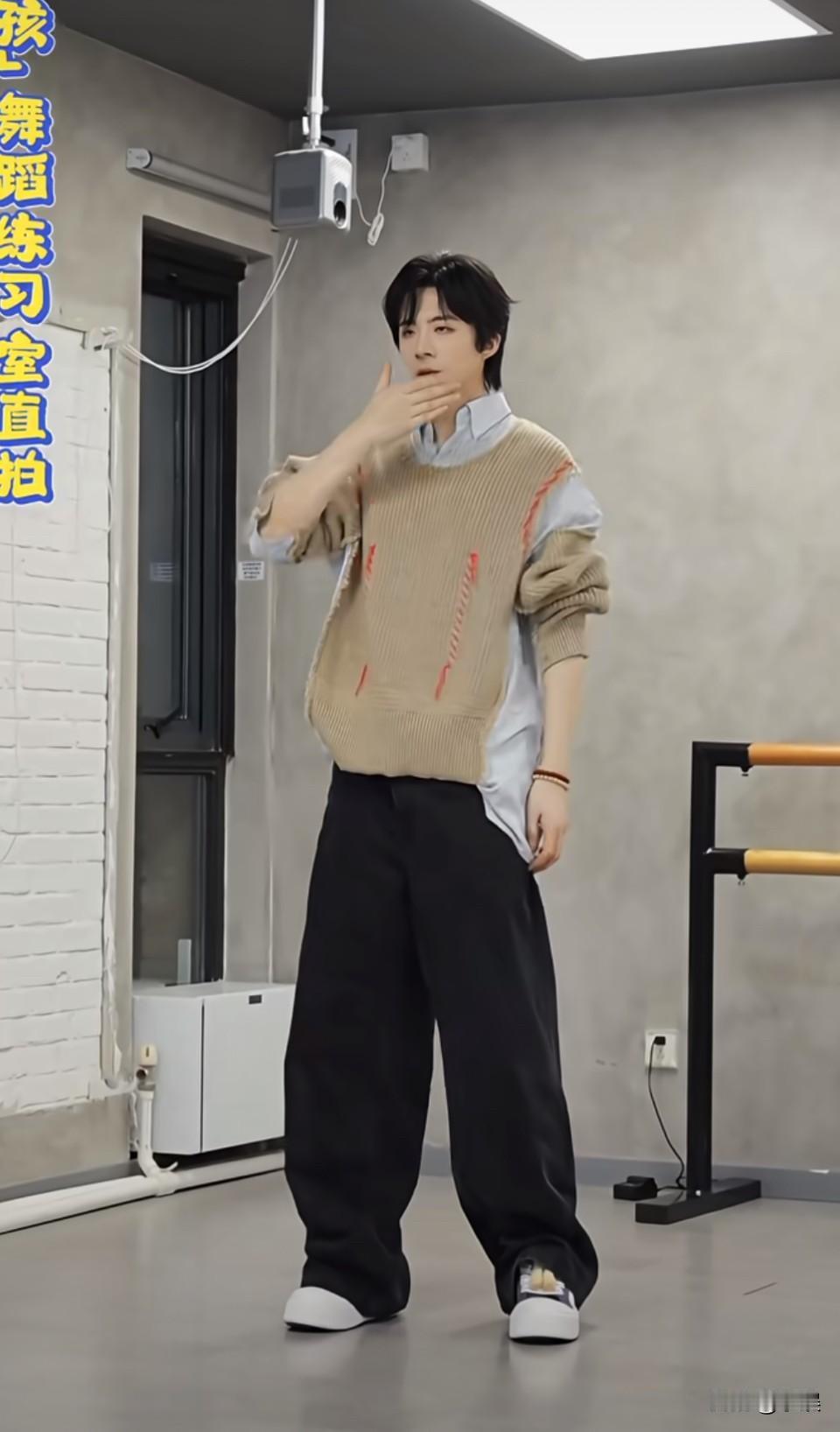 他上《 我们的师父 》的时候我一直以为是爱豆，现在还是会感叹明明一张爱豆脸，但跳