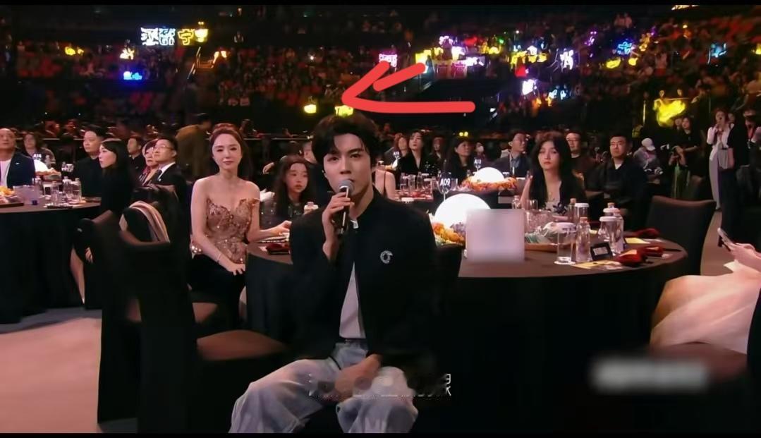 我真的是服了，
到底是谁提出让赵一博唱歌的？
他在尖叫之夜内场，真的颠覆了我的认