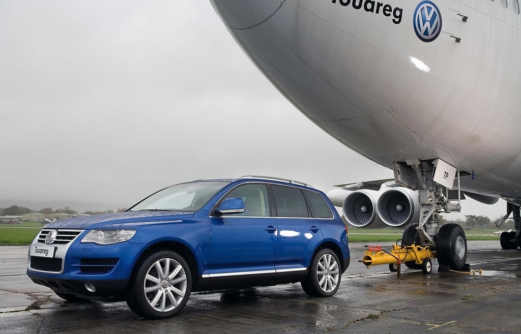 2007年大众途锐V10 TDI拖动一架波音747客机 ​​​