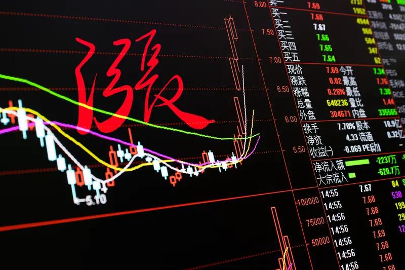 有些票走出来，你越看越懵，越研究越怀疑自己。指数大跌它逆势拉红，指数反弹它继续冲