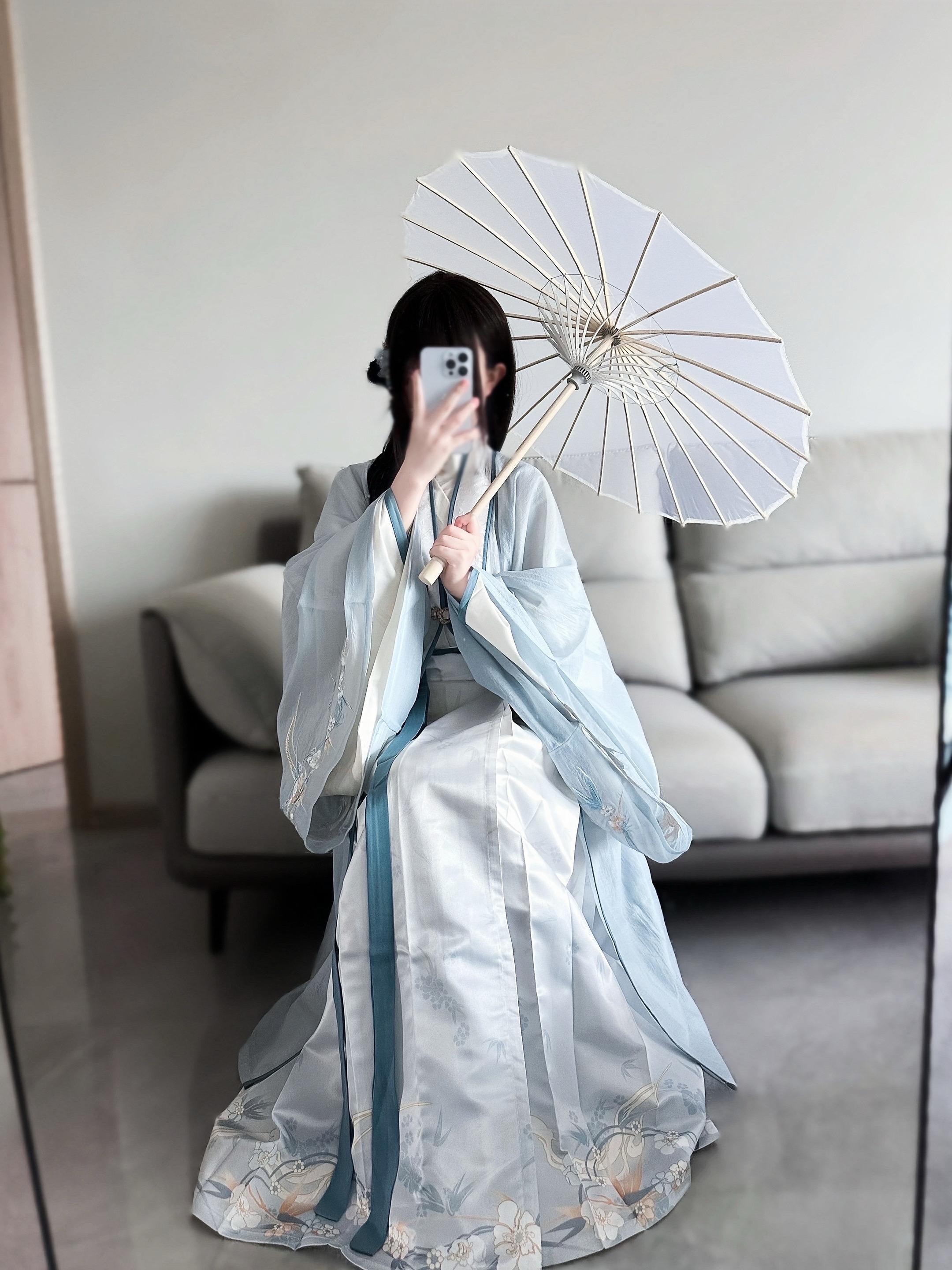 从此烟雨落金城 一人撑伞两人行。