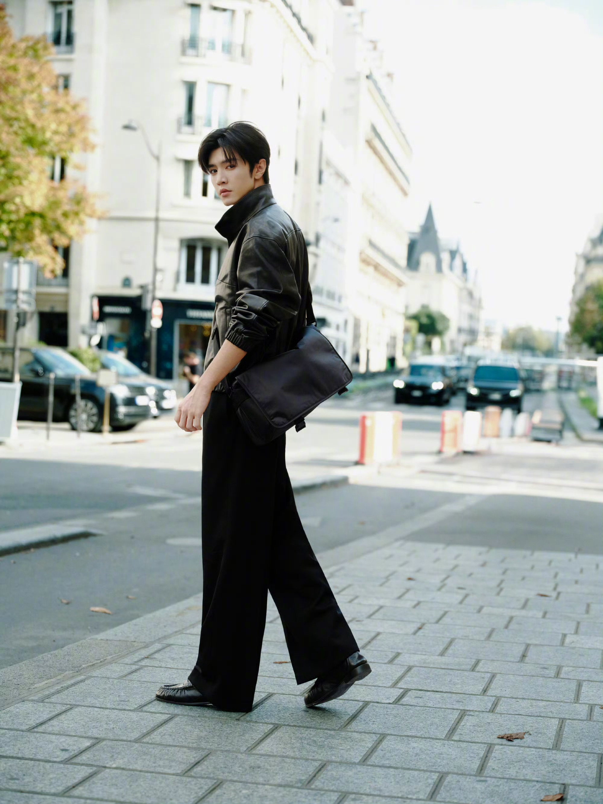 陈哲远出镜 SAINT LAURENT 全新宣传大片，演绎圣罗兰尼龙邮差包。全黑